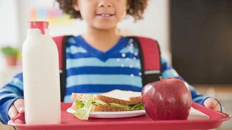 Colégios mistos mantêm cantina igual para todos mesmo com pouco dinheiro