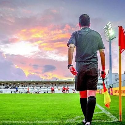 Novas regras da International Board vão recuperar minutos de jogo, diz exárbitro