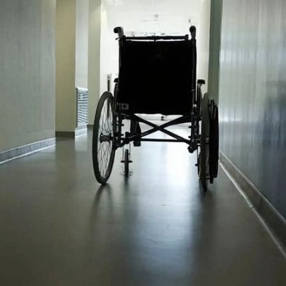 Homem em cadeira de rodas usa trilha de terra para ir ao trabalho