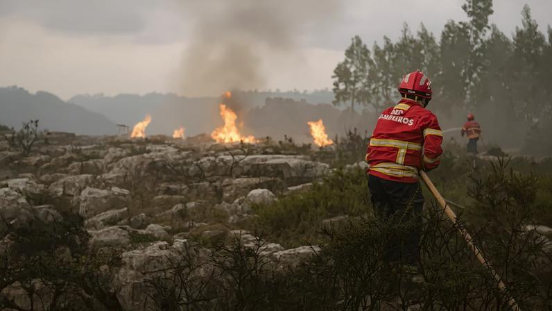 Mulher e dois homens detidos por incêndio