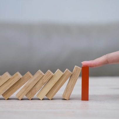 Dominó, pulseiras e livros unem alunos e idosos num lar no Porto