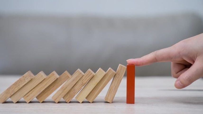 Dominó, pulseiras e livros unem alunos e idosos num lar no Porto