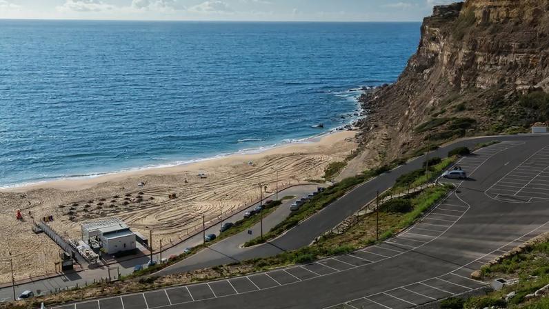 Praia da Calada em Mafra "sem condições" para banhos em 2026 devido aos estragos do mau tempo
