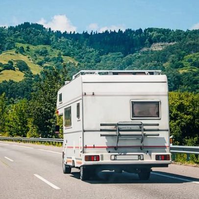 Família com quatro menores fica sem caravana onde vivia em Lisboa