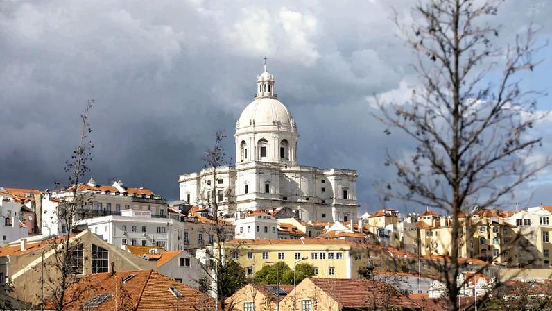 Vista com o edifício do Panteão Nacional ao centro