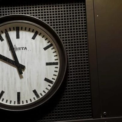Relógios adiantam uma hora na madrugada de domingo