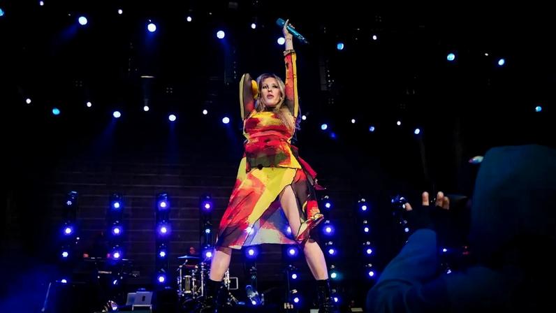 Ellie Goulding celebra o nascimento da filha, fruto da relação com Beau Minniear.