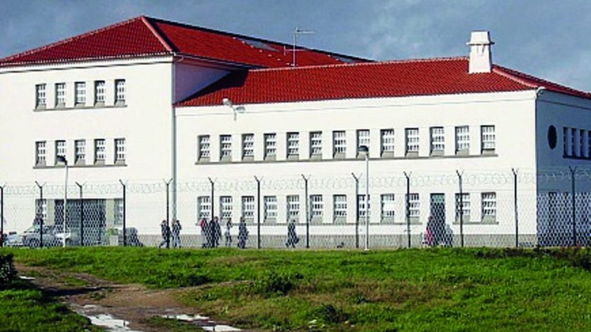 Mulher de 48 anos já está a cumprir pena na cadeia feminina de Tires