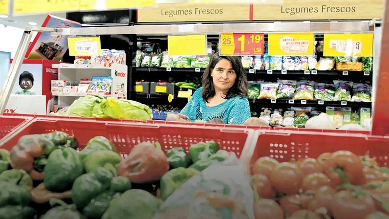 Confiança dos consumidores cai em março para mínimos de 2023