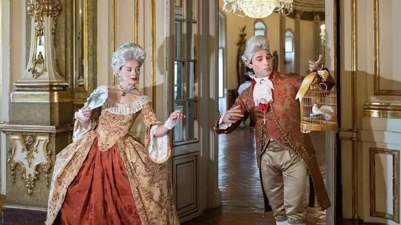 A atividade decorre nos jardins e no interior do palácio.