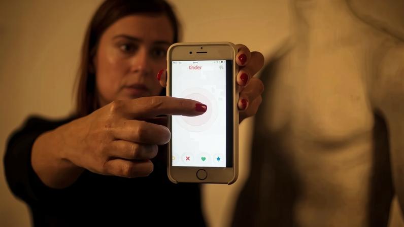 Mulher e homem utilizaram a aplicação de engates Tinder