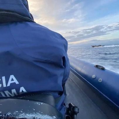 Embarcação de pesca naufraga na Póvoa de Varzim