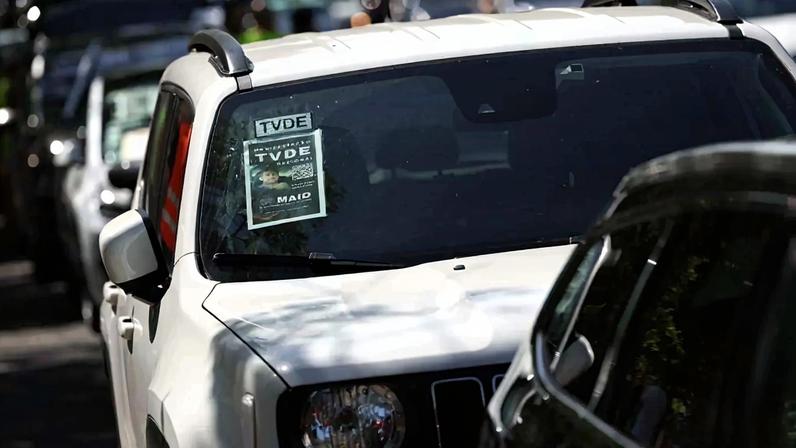 Revisão da Lei dos TVDE avança para especialidade com apoio de PSD e CDS-PP