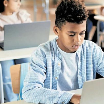 Alunos sem computadores após seis meses de aulas por atraso na aquisição