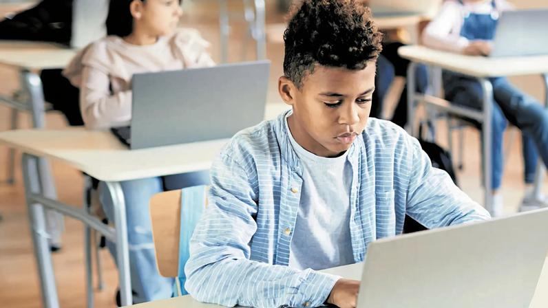 Computadores utilizados por alunos em estabelecimentos escolares