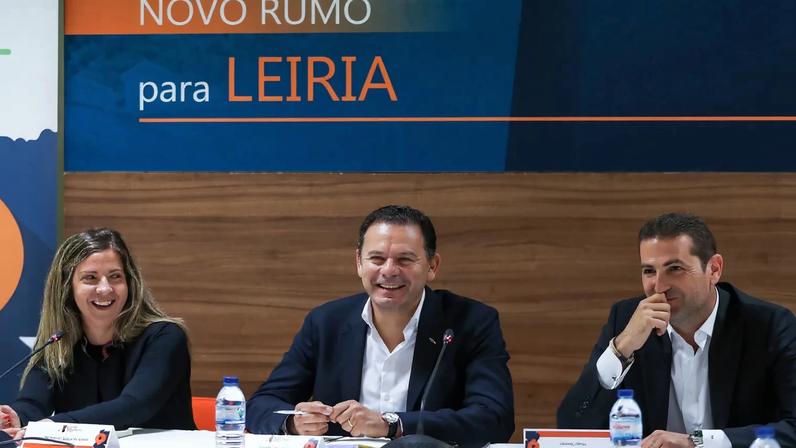 Hugo Soares (na foto, com o PM, Luís Montenegro) assumiu em entrevista ao NOW que o Governo pode “modelar” medidas