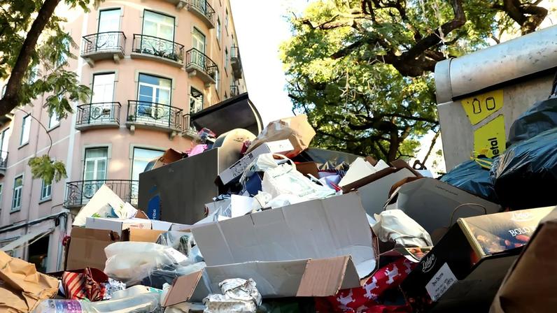Lixo acumulado na rua