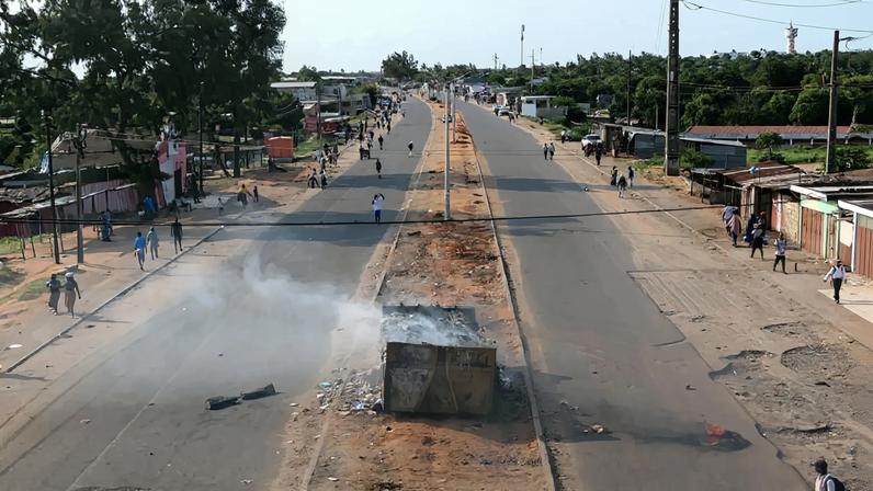 Tiros e caos em bairro periférico de Maputo em protestos por disparos contra caravana de Mondlane