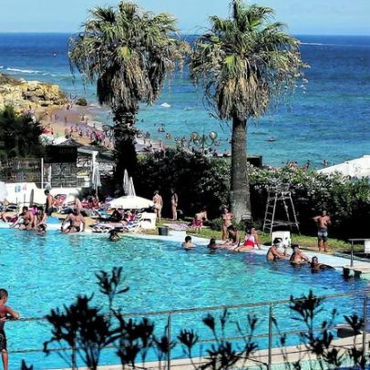 Eurodeputados propõem limitar turismo excessivo e promover regiões menos visitadas