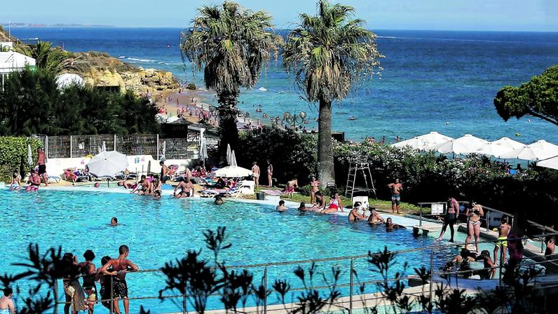 Eurodeputados propõem limitar turismo excessivo e promover regiões menos visitadas