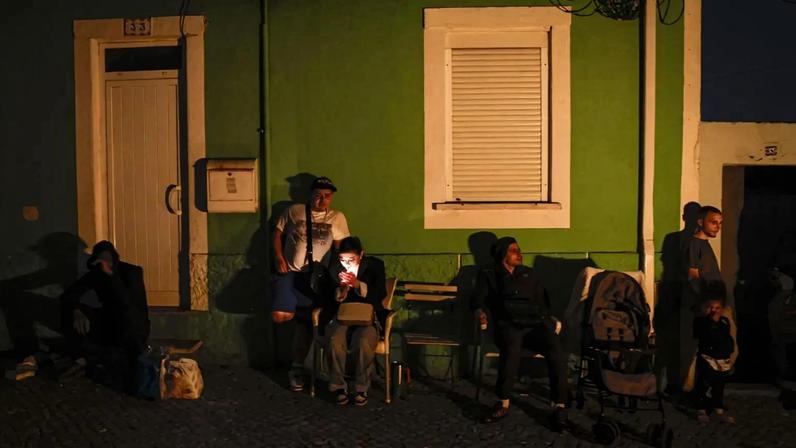 Bairro da Liberdade 'às escuras' após apagão em Portugal