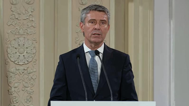 Líder do PS pede esclarecimentos sobre instruções para reduzir cirurgias no SNS