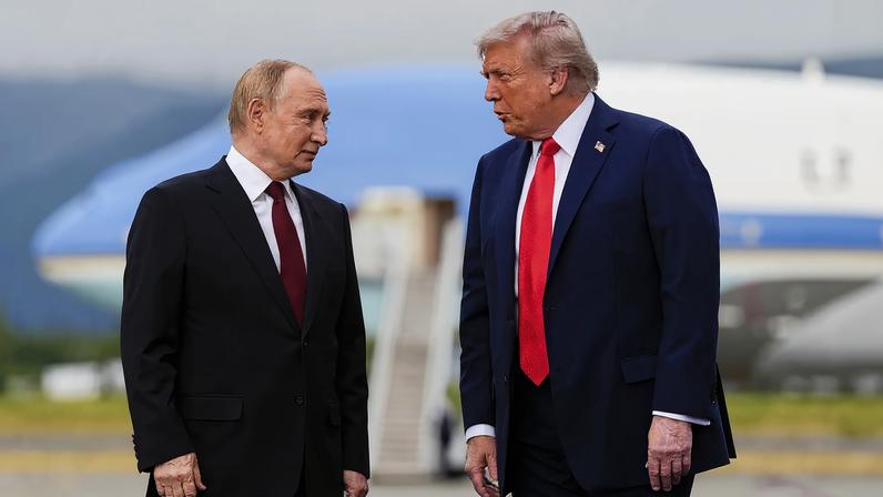 O presidente russo, Vladimir Putin, ao lado do presidente norte-americano, Donald Trump