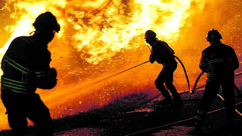 Bombeiros no combate às chamas