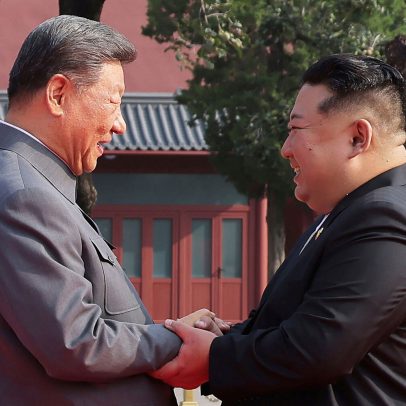 Xi felicita Kim Jong-un pela reeleição como chefe de Estado da Coreia do Norte