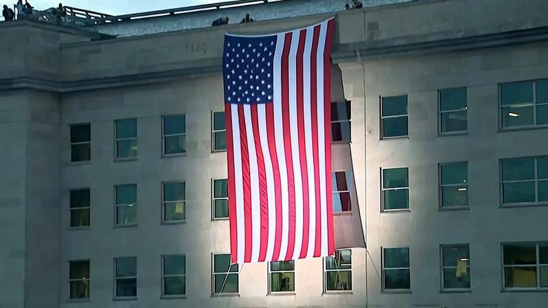 Bandeira gigante colocada na fachada do Pentágono