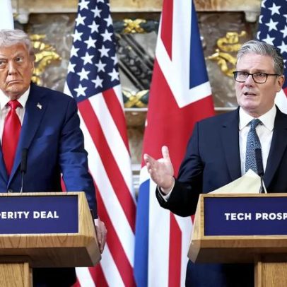 Starmer discute com Trump a reabertura do Estreito de Ormuz ao tráfego marítimo