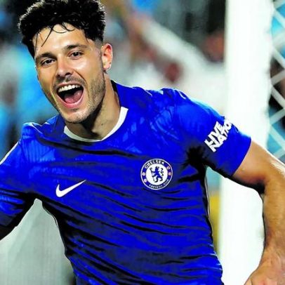 Pedro Neto acusado de conduta imprópria após expulsão na Liga inglesa