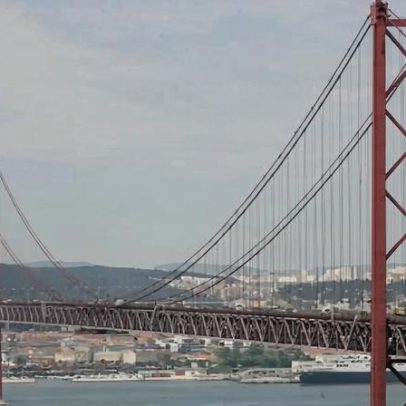 Colisão entre carro e mota deixa 1 ferido e trânsito cortado Ponte 25 de Abril