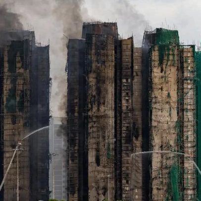 Incêndio em Hong Kong com 168 mortos pode ter origem em cigarros e inflamáveis