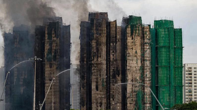 Incêndio em Hong Kong com 168 mortos pode ter origem em cigarros e inflamáveis