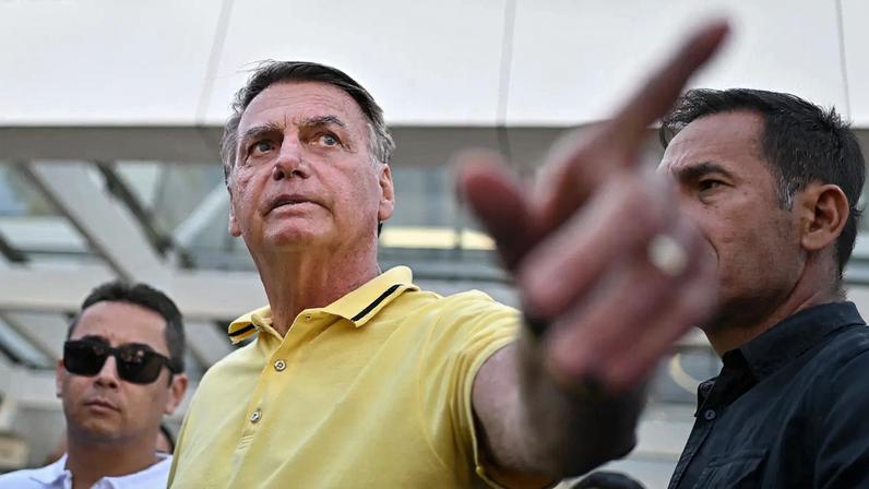 Supremo do Brasil autoriza assessor de Trump a visitar Bolsonaro na prisão