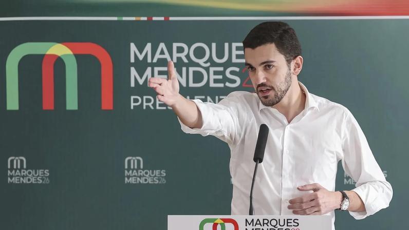 Bugalho acusa Carneiro de "branquear" parlamento ilegítimo da Venezuela com visita