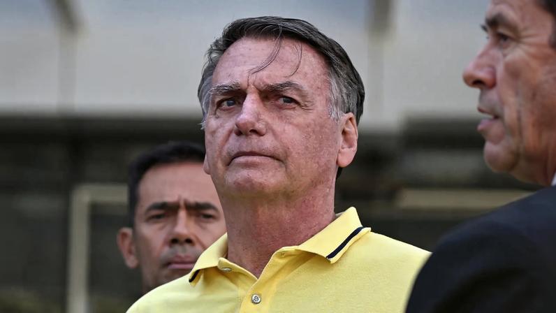 Bolsonaro transferido para unidade semi-intensiva após melhoria de saúde