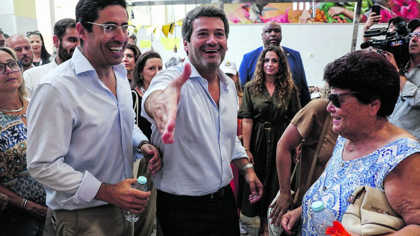 Rui Cristina com André Ventura durante uma ação de campanha em Albufeira