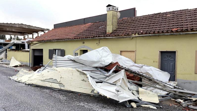 Depressão Kristin deixa rasto de destruição na aldeia de Barracão, concelho de Leiria