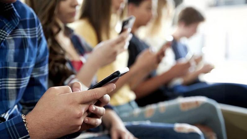 Jovens e telemóveis: debate sobre acesso de menores às redes sociais no parlamento