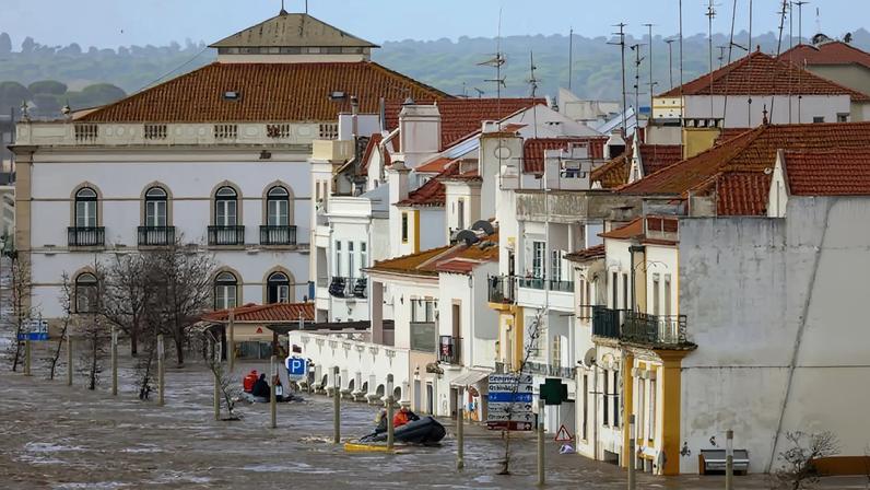 Rio Sado inundou a zona ribeirinha de Alcácer do Sal
