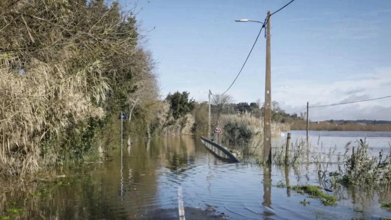 Eestrada submersa junto a Reguengo do Alviela, em Santarém