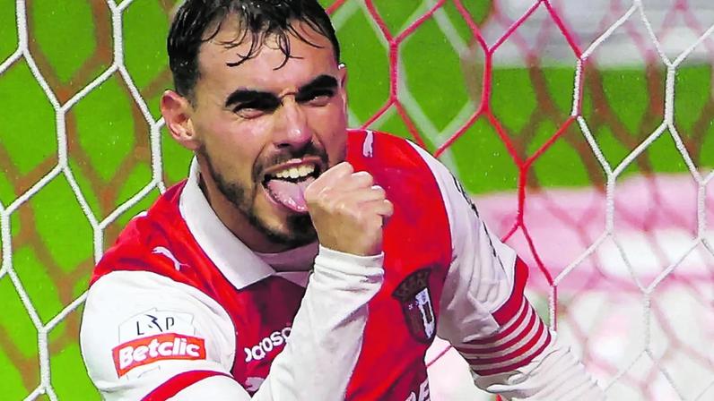 Ricardo Horta festeja um dos dois golos que marcou