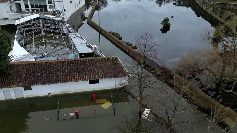 Efeitos do mau tempo em Portugal: aldeias alagadas e autoestradas danificadas