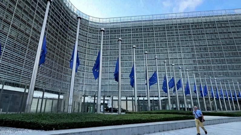 Bandeiras da União Europeia hasteadas em frente ao edifício Berlaymont, em Bruxelas