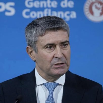 Militantes do PS iniciam votação para reeleger José Luís Carneiro