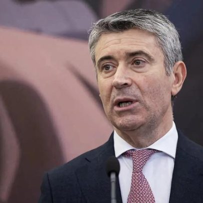 Carneiro desafia Montenegro a informar o país sobre uso da base das Lajes