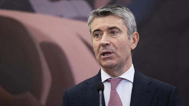 Carneiro desafia Montenegro a informar o país sobre uso da base das Lajes