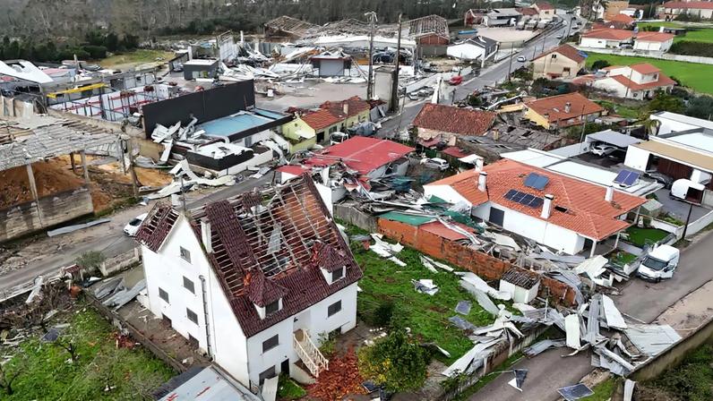 Após tempestade, vista aérea revela destruição em edifícios e casas